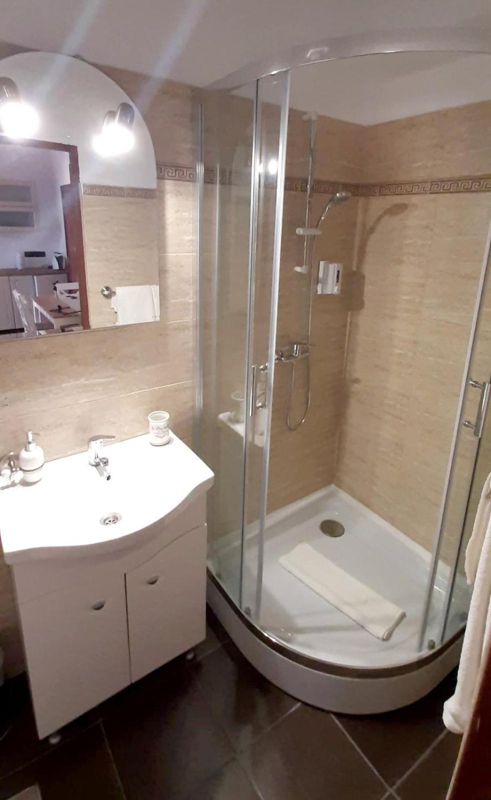 Three Rivers - Private Free Parking, Self Check-in Apartment